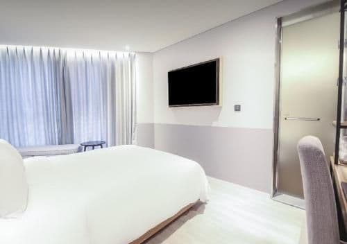 One-Bedroom Suite with City View