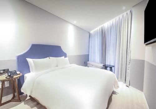 One-Bedroom Suite with City View