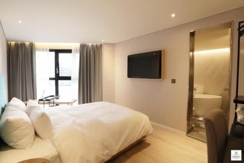 One-Bedroom Suite with City View