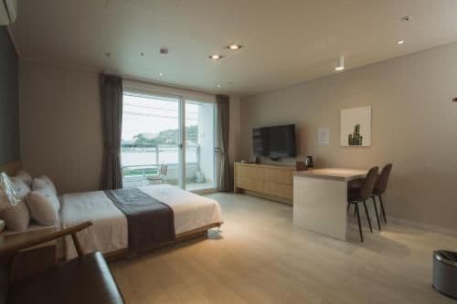 Suite Family Room - Ocean View
