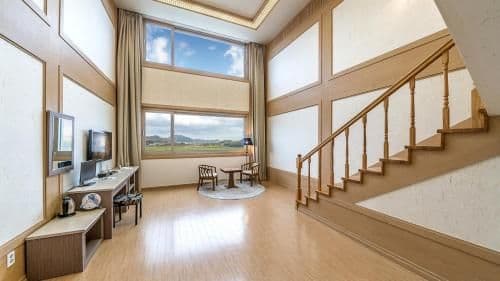 Deluxe Family Room