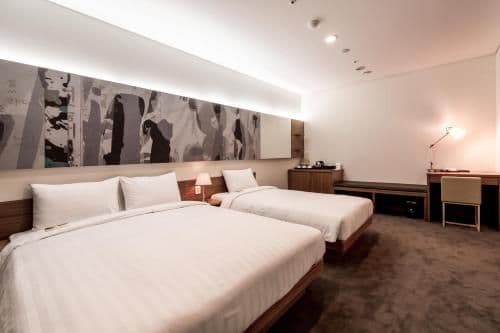 Premier Queen Room