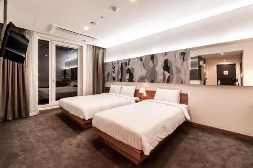 Premier Queen Room