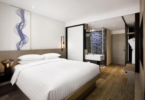 Deluxe Room - 1 King Bed with Partial Sea View