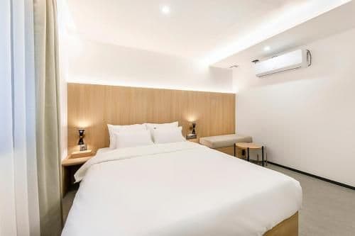 Standard Queen Room