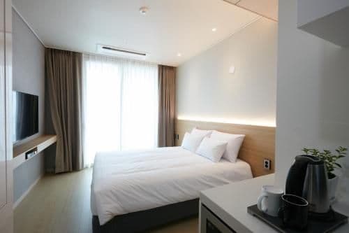 Deluxe Double Room with Partial Sea View