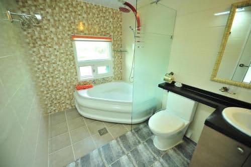 One-Bedroom Apartment with Pool