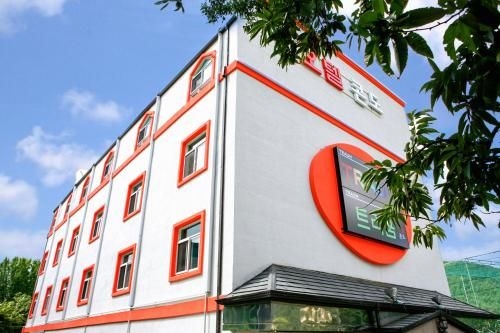 ทรอม โฮเต็ล แอนด์ คอนโด (Traum Hotel & Condo)1