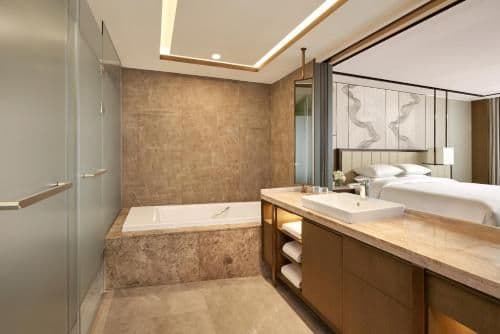 Executive Suite with M Club lounge access, 1 King, Sofa bed