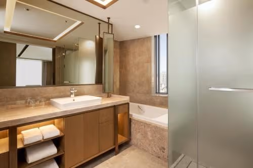Executive Suite with M Club lounge access, 1 King, Sofa bed