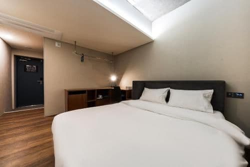 Standard Queen Room
