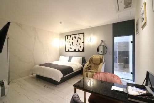 Suite with Mountain View