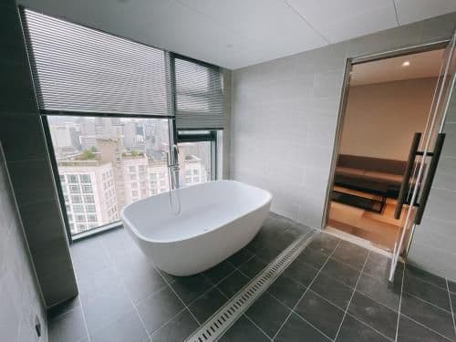 Deluxe Suite with Spa Bath