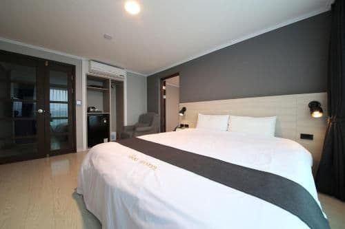 Family Room with Lake View (2 Connecting Rooms)