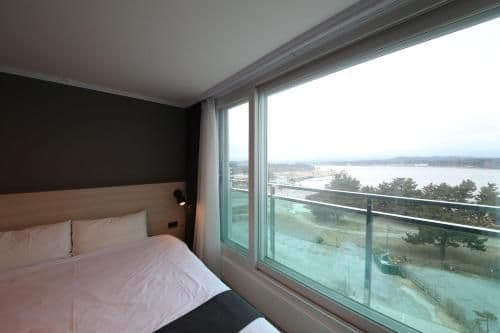 Family Room with Lake View (2 Connecting Rooms)
