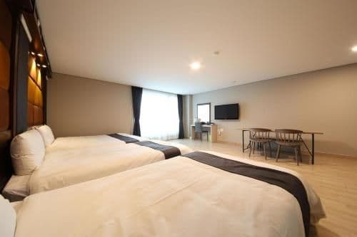 Large Family Quadruple Room with Partial Lake View