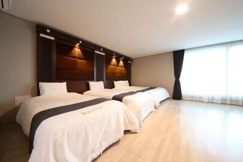 Large Family Quadruple Room with Partial Lake View