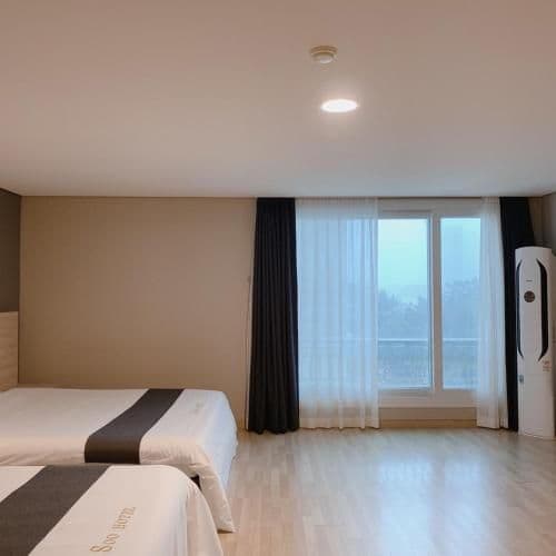 Large Family Quadruple Room with Partial Lake View