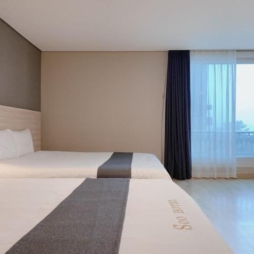 Large Family Quadruple Room with Partial Lake View