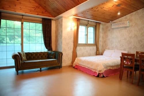 Studio (6 Adults)