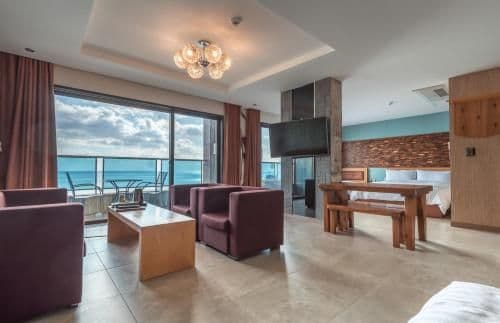Family Room with Sea View and Outdoor Tub