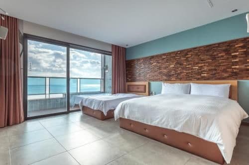 Family Room with Sea View and Outdoor Tub