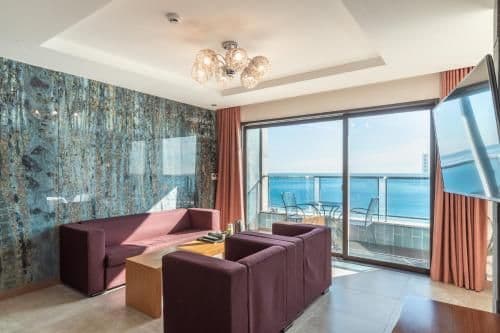 Family Room with Sea View and Outdoor Tub