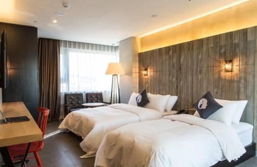 Premier Twin Room with 20% beverage Coupon at Dessert 39 Cafe (2nd Floor)