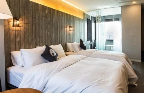Premier Twin Room with 20% beverage Coupon at Dessert 39 Cafe (2nd Floor)