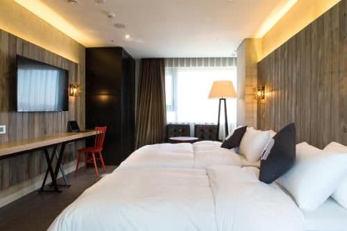 Premier Twin Room with 20% beverage Coupon at Dessert 39 Cafe (2nd Floor)