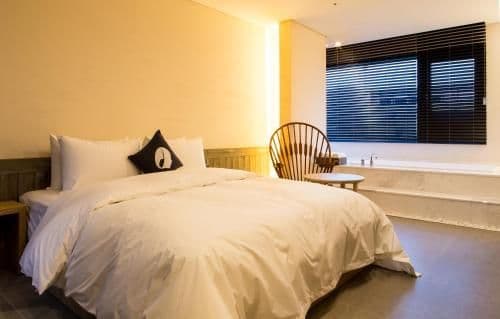 Premier Double Room with 20% beverage Coupon at Dessert 39 Cafe (2nd Floor)