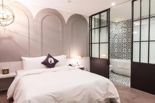 Deluxe Double Room with 20% beverage Coupon at Dessert 39 Cafe (2nd Floor)