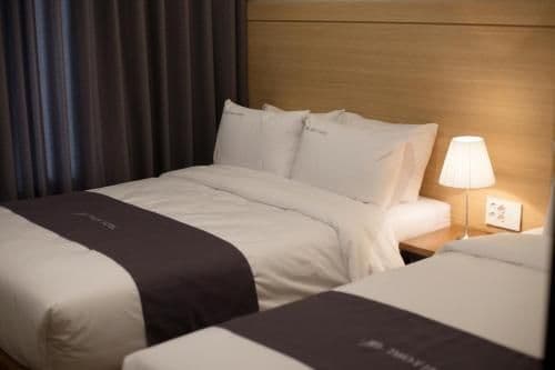 Standard Twin Room with Mountain View