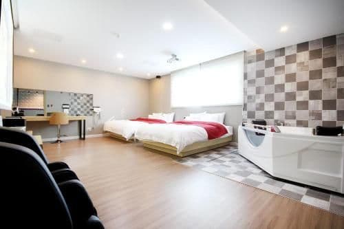 Suite with Private Pool