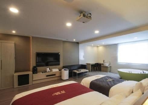 Deluxe Family Room