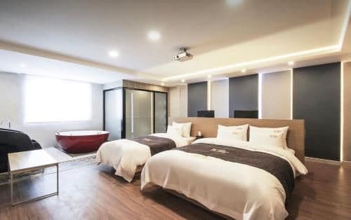 Deluxe Family Room
