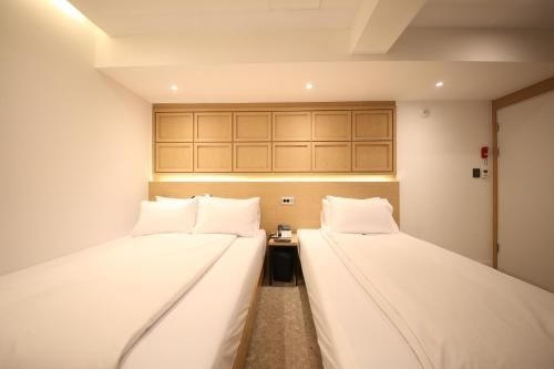 โฮเทล เอาเออร์ ยูธ (Hotel Our Youth)4