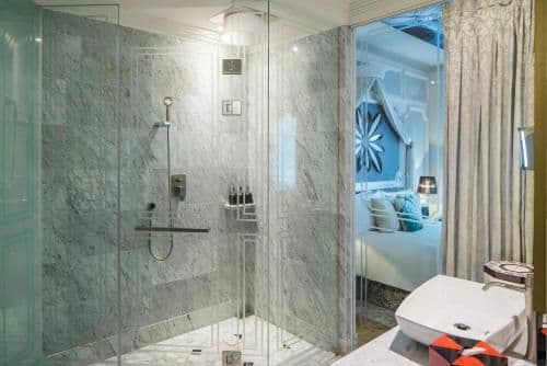 SO URBAN, 1 King Size Bed, Bathtub