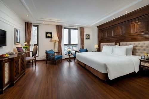 เดอะ คิว โฮเต็ล (The Q Hotel)1