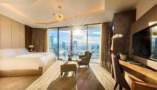 Grand studio panoramic city view with bathtub