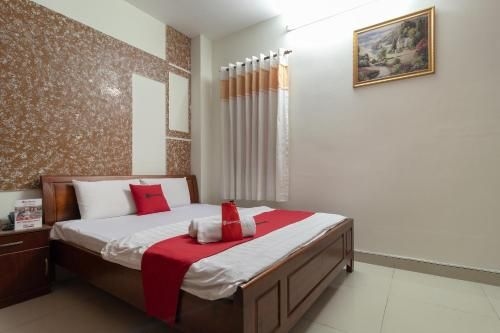 RedDoorz near Tan Huong Market 22