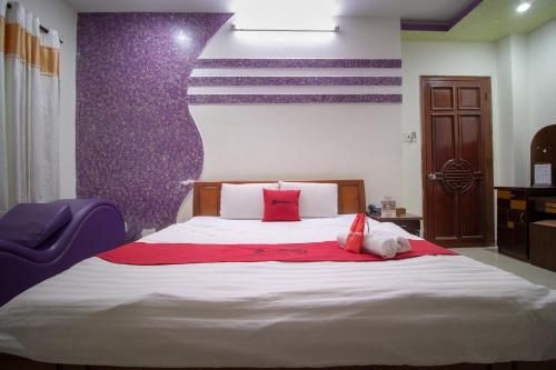 RedDoorz near Tan Huong Market 24