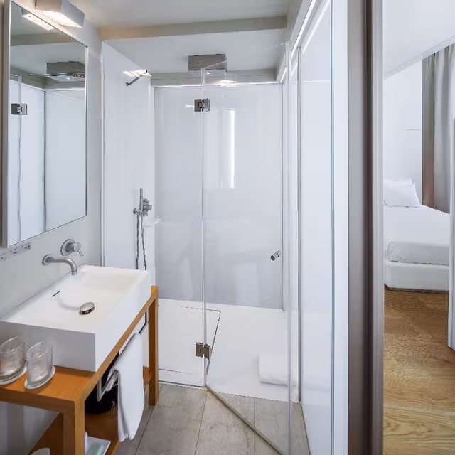SUITE CAPACITY 1