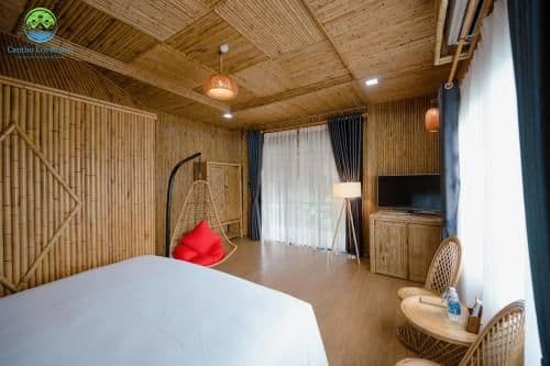 Bungalow with Lake View