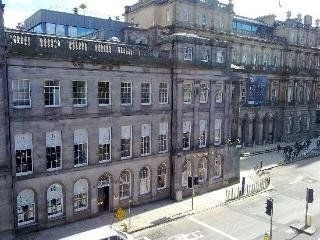 Travelodge Edinburgh Central Waterloo Place3
