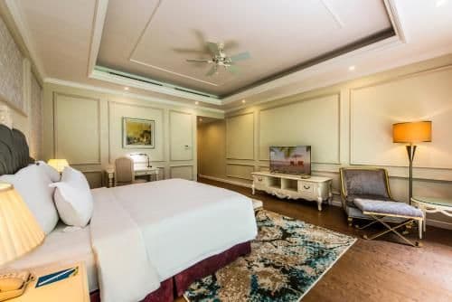 Two Bedroom Villa Lake View - Private Pool - VinWonders Park Access