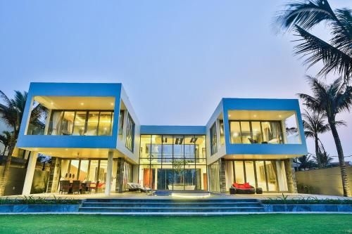 The Yacht Villa0