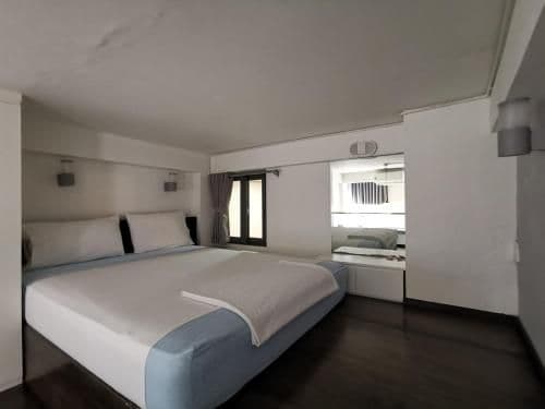 Apartment - Split Level - No Window