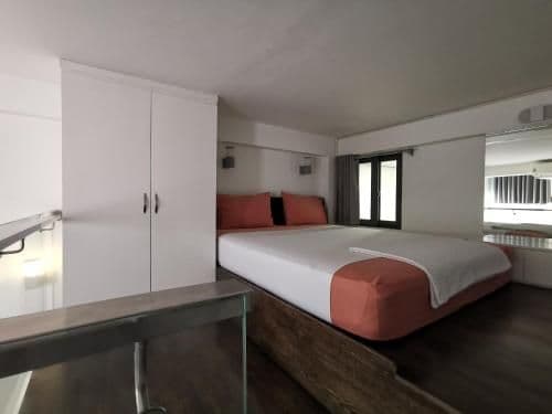 Apartment - Split Level - No Window