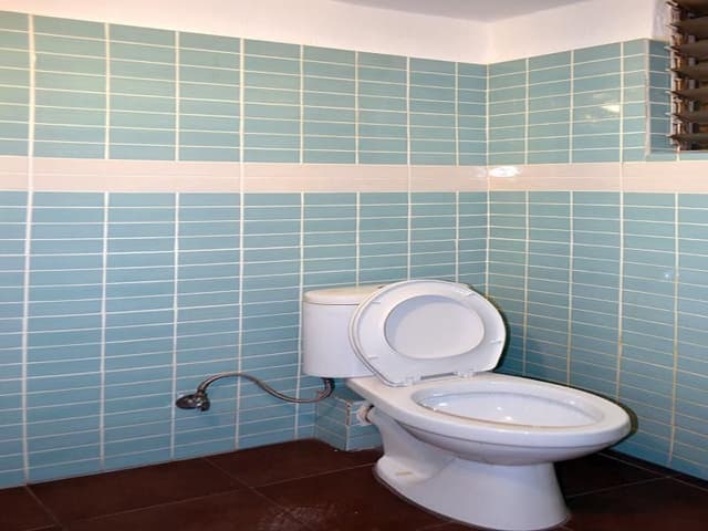 SINGLE WITH SHARED BATHROOM